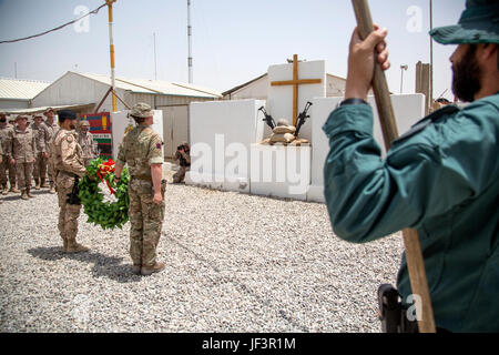 Un soldat britannique et Portugais se préparent à une couronne sur un champ de combat pour honorer la croix tombée au cours d'une cérémonie de transfert d'autorité à la gamme Besmaya complexe, l'Iraq, le 19 mai 2017. Les formateurs d'espagnol, déployées à l'appui de l'intervention conjointe combinée Force-Operation résoudre inhérents, ainsi que plus de 60 autres partenaires de la Coalition, se sont engagés à l'objectif d'éliminer la menace posée par ISIS en Iraq et la Syrie et ont contribué à divers titres à l'effort. Les GFIM-OIR est la Coalition mondiale pour vaincre ISIS en Iraq et en Syrie. (U.S. Photo de l'armée par le Cpl. Tracy McKith Banque D'Images