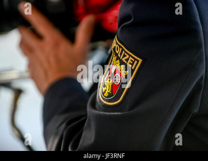 La Polizei shield s'affiche sur le bras d'un Rhénanie-palatinat (RLP) Polizei est uniforme à la RLP Polizei le 70e anniversaire célébration à Coblence, Allemagne, le 20 mai 2017. Le RLP Polizei ont été créés avec l'état en 1947. Dans les premiers jours de la PRT, la Polizei a été chargé de se procurer la nourriture et les fournitures nécessaires à la réforme de la région après la Seconde Guerre mondiale. (U.S. Photo de l'Armée de l'air par le sergent. Timothy Moore) Banque D'Images