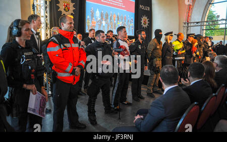 Les membres de la Rhénanie-Palatinat (RLP) Polizei afficher les divers uniformes, et l'emploi qu'ils occupent durant le RLP Polizei le 70e anniversaire célébration à Coblence, Allemagne, le 20 mai 2017. La célébration comprenait l'induction de 551 candidats dans la Polizei, police allemande. (U.S. Photo de l'Armée de l'air par le sergent. Timothy Moore) Banque D'Images