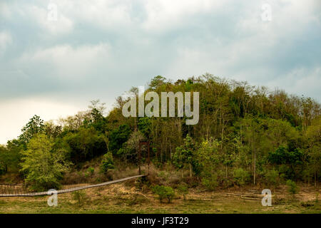 Corde célèbre pont en bois avec rage dans la montagne du parc national de Kaeng Krachan, Phetchaburi, Thaïlande. Banque D'Images