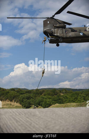Des soldats du ciel de la 173e brigade aéroportée et des parachutistes grecs ont effectué un entraînement rapide à la corde à partir d’hélicoptères pendant l’exercice Bayonet Minotaur afin d’améliorer les normes et les compétences opérationnelles de l’OTAN. Banque D'Images