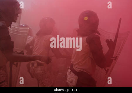 Les cadets de la Police nationale pour effectuer la formation à la base de la Gendarmerie nationale djiboutienne à Djibouti, Djibouti, le 22 mai 2017. Les cadets reçoivent une formation de la Carabinieri italiens sur la base d'un roulement afin de stimuler les capacités de défense somaliennes et contre les organisations extrémistes violents dans la Corne de l'Afrique. (U.S. Air Force photo par le Sgt. Russ Scalf) Banque D'Images