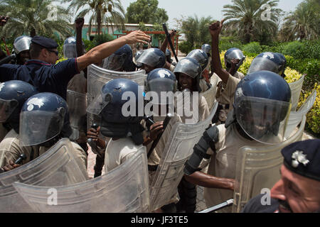 Les cadets de la Police nationale pour effectuer la formation à la base de la Gendarmerie nationale djiboutienne à Djibouti, Djibouti, le 22 mai 2017. Les cadets reçoivent une formation de la Carabinieri italiens sur la base d'un roulement afin de stimuler les capacités de défense somaliennes et contre les organisations extrémistes violents dans la Corne de l'Afrique. (U.S. Air Force photo par le Sgt. Russ Scalf) Banque D'Images