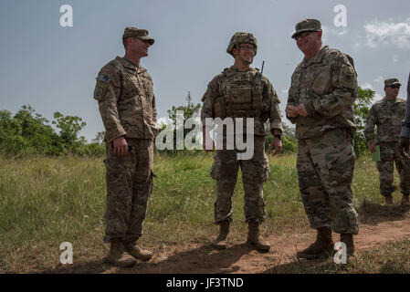 Le brig. Le général Kenneth H. Moore, Jr., commandant général adjoint pour l'Afrique de l'armée américaine, des visites sur le terrain des soldats au cours de l'exercice de formation à l'Accord 2017 Bundase Centre de formation à Accra, Ghana, le 23 mai 2017. United Accord (anciennement de l'Accord de l'Ouest) 2017 est un annuel, combinés, exercice militaire conjoint qui favorise les relations régionales, accroît la capacité des trains et de l'Ouest américain, des forces africaines, et d'autres de la formation et de l'interopérabilité. (U.S. Photo de l'armée par le sergent. Pulivarti Shejal) Banque D'Images