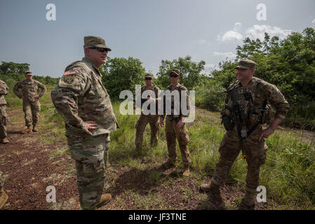 Le brig. Le général Kenneth H. Moore, Jr., commandant général adjoint pour l'Afrique de l'armée américaine, des visites sur le terrain des soldats au cours de l'exercice de formation à l'Accord 2017 Bundase Centre de formation à Accra, Ghana, le 23 mai 2017. United Accord (anciennement de l'Accord de l'Ouest) 2017 est un annuel, combinés, exercice militaire conjoint qui favorise les relations régionales, accroît la capacité des trains et de l'Ouest américain, des forces africaines, et d'autres de la formation et de l'interopérabilité. (U.S. Photo de l'armée par le sergent. Pulivarti Shejal) Banque D'Images