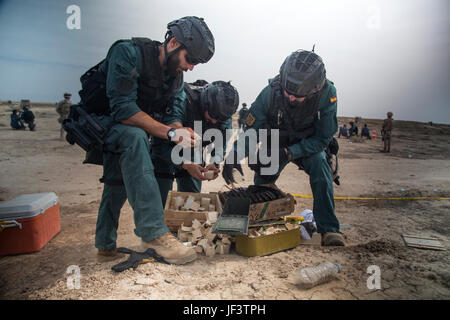 Guardia Civil espagnole charge des formateurs au cours de magazines un AK-47 Formation au tir à courte portée pour les membres des forces de sécurité irakiennes à la gamme Besmaya complexe, l'Iraq, le 23 mai 2017. Cette formation fait partie de la Force opérationnelle interarmées combinée globale - Fonctionnement résoudre inhérent à renforcer les capacités des partenaires mission par la formation et de l'amélioration de la capacité des forces des combats en partenariat avec ISIS. Les GFIM-OIR est la Coalition mondiale pour vaincre ISIS en Iraq et en Syrie. (U.S. Photo de l'armée par le Cpl. Tracy McKithern) Banque D'Images