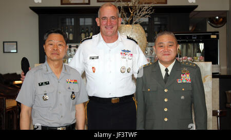 Le général Robert B. Brown (au centre), général commandant de l'armée américaine, Pacifique, tenue le matin tôt réunion trilatérale, à Honolulu, Hawaï, avec Jang Général Jun-Gyu (à gauche), chef d'état-major de l'Armée de la République de Corée, et le général Toshiya Okabe (à droite), Chef de cabinet, le Japon d'autodéfense au sol, avant le début de l'Armée de terre 2017 Colloque du Pacifique le 23 mai 2017. USARPAC en faveur de la défense de ses alliés, la République de Corée et le Japon, est une. (Photo prise par le Lieutenant-colonel Christine Nelson-Chung) Banque D'Images