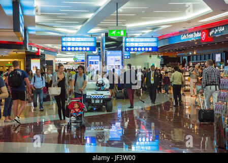 Avec des magasins à Dubaï airport Banque D'Images