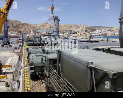 Le 24 mai 2017, des véhicules et du matériel militaires ont été expédiés du port de Almería en Roumanie pour l’exercice de réaction rapide Noble Jump 2017 de l’OTAN, impliquant des véhicules de haute mobilité tactique, des véhicules de transport de véhicules IVECO et des troupes de plusieurs pays de l’OTAN, dont la Brigade de la Légion espagnole et le Royaume-Uni. Banque D'Images
