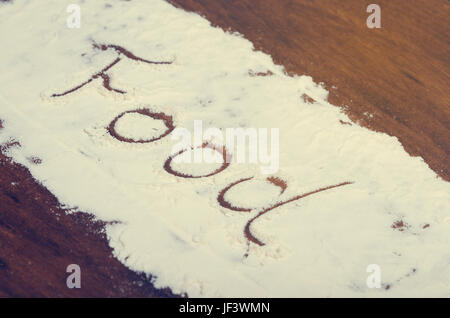 Le mot écrit en alimentaire poudre stevia sur fond de bois. Banque D'Images