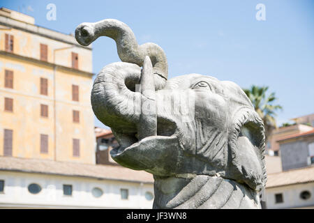 Ancienne statue de l'éléphant aux thermes de Dioclétien (Thermae Diocletiani) à Rome. Italie Banque D'Images