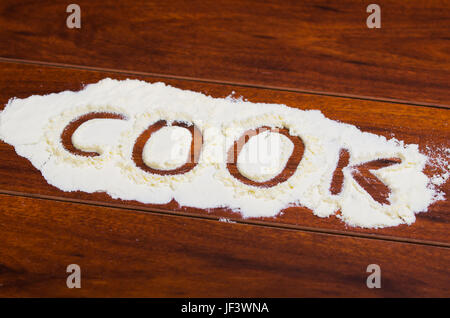 Le mot cook écrit en poudre de stevia sur fond de bois. Banque D'Images