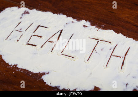 Le mot écrit en santé stevia poudre sur fond de bois. Banque D'Images