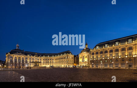 Place de la Bourse et miroir d'eau à Bordeaux Banque D'Images