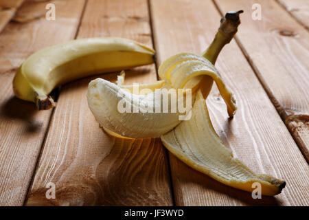 Pelés banana sur une table rustique closeup Banque D'Images