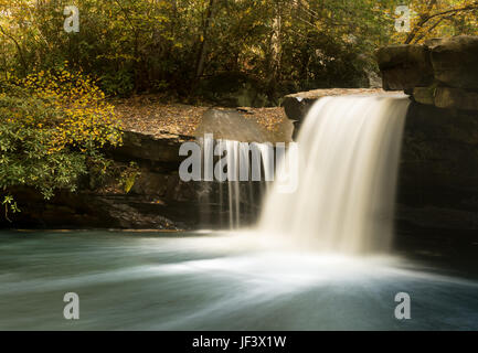 Cascade sur Deckers Creek près de Masontown WV Banque D'Images