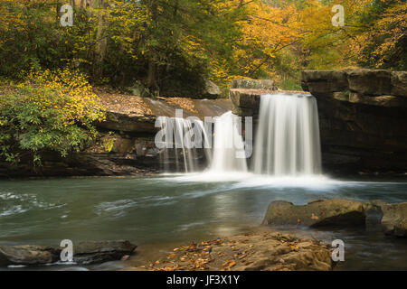 Cascade sur Deckers Creek près de Masontown WV Banque D'Images