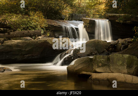 Cascade sur Deckers Creek près de Masontown WV Banque D'Images