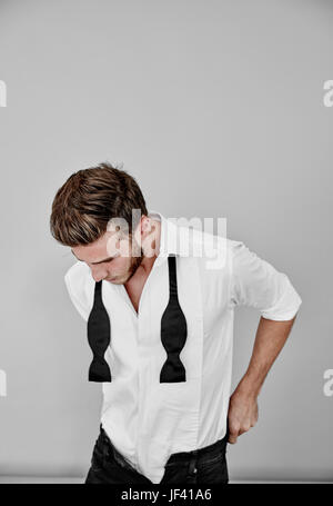 Jeune homme portant chemise et cravate d'arc Banque D'Images