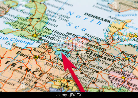 Photo de Belgique. Pays indiqué par la flèche rouge. Sur les pays du continent européen. Banque D'Images