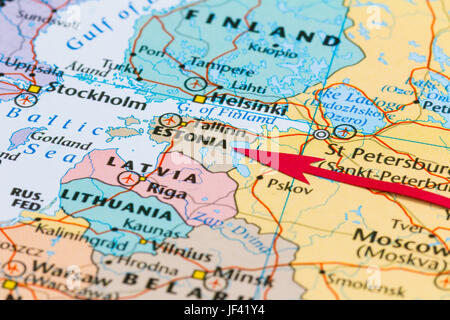 Photo de l'Estonie. Pays indiqué par la flèche rouge. Sur les pays du continent européen. Banque D'Images