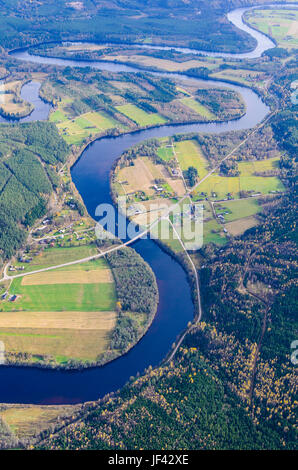 Vue aérienne de la scène rurale avec river Banque D'Images