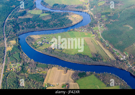 Vue aérienne de la scène rurale avec river Banque D'Images