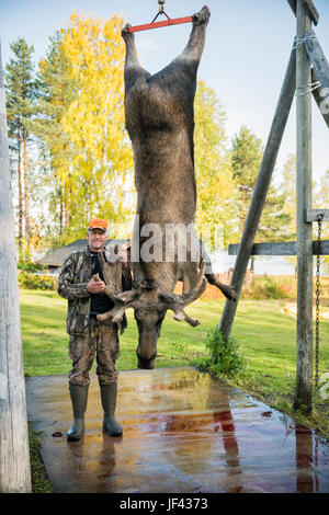 Hunter avec elk morte Banque D'Images