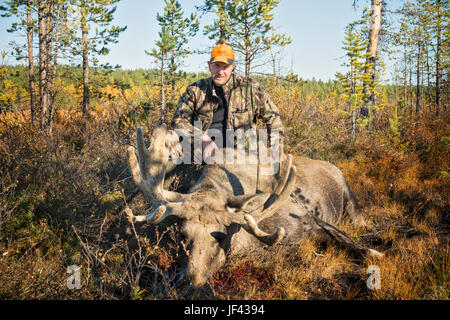 Hunter avec elk morte Banque D'Images