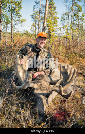 Hunter avec elk morte Banque D'Images