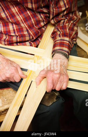 Man weaving bandes du bambou Banque D'Images