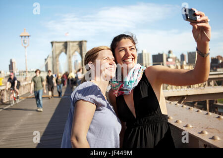 Deux femmes touristes prenant sur selfies Pont de Brooklyn Banque D'Images