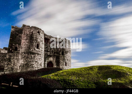 Photo de nuit. Château de Kidwelly (Castell Cydweli). Carmarthenshire. Le Pays de Galles. UK Banque D'Images