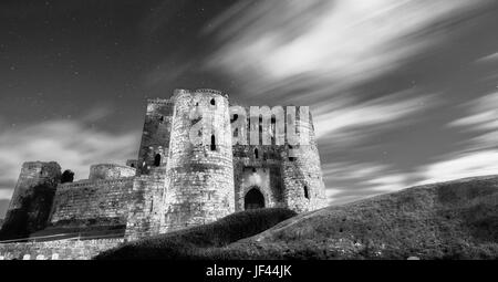 Photo de nuit. Château de Kidwelly (Castell Cydweli). Carmarthenshire. Le Pays de Galles. UK Banque D'Images