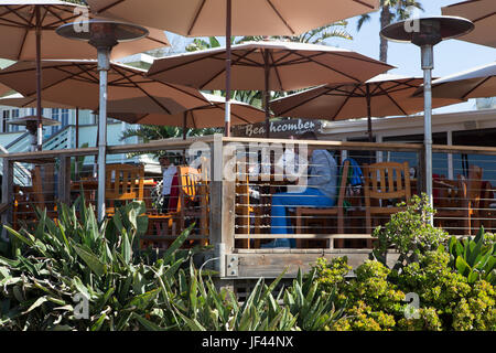 Diners en plein air Manger au restaurant Beachcomber à Crystal Cove State Park California USA Banque D'Images