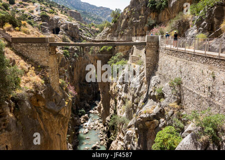 L'Espagnol Caminito del Rey attraction touristique, la province de Malaga avec des piétons autour d'une gorge avec le Rio Guadalhorce qui la traverse. Banque D'Images