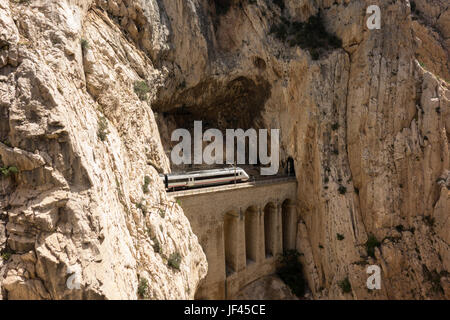 L'Espagnol Caminito del Rey attraction touristique, la province de Malaga avec des piétons autour d'une gorge avec le Rio Guadalhorce qui la traverse. Banque D'Images