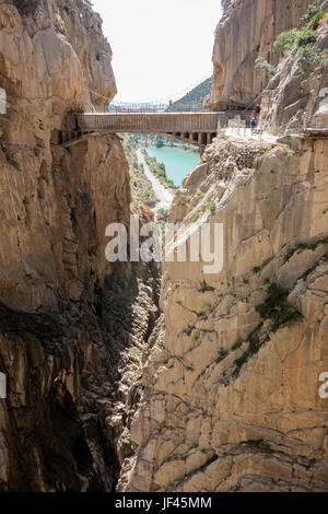 L'Espagnol Caminito del Rey attraction touristique, la province de Malaga avec des piétons autour d'une gorge avec le Rio Guadalhorce qui la traverse. Banque D'Images