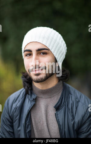 Young man looking at camera Banque D'Images