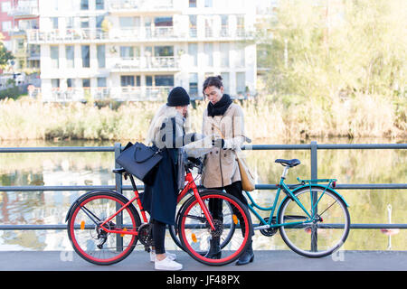 Les femmes avec des vélos à la carte à Banque D'Images