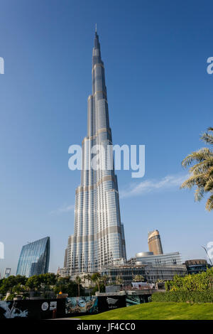 Burj Khalifa Lake, Burj Khalifa, gratte-ciel, le centre-ville, Dubaï, Émirats Arabes Unis Banque D'Images