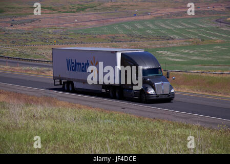 Semi-Truck Wal-Mart dans les régions rurales de l'Oregon, USA Banque D'Images