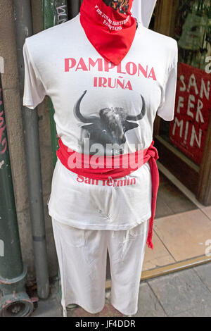 Mannequin vêtu de la tenue traditionnelle des participants à la course annuelle du festival Bulls San Fermin à Pampelune, en Espagne. Banque D'Images