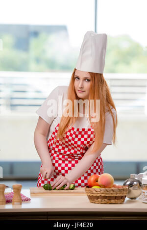 Redhead cook travaille dans la cuisine Banque D'Images