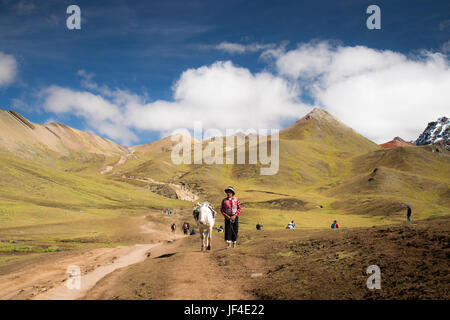 Trekking au Rainbow Mountain Banque D'Images