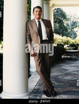 Un portrait d'ambiance détendue le président Ronald Reagan à la Maison Blanche Colonnade. Banque D'Images