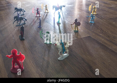 Figures miniatures jouets sur le plancher Banque D'Images