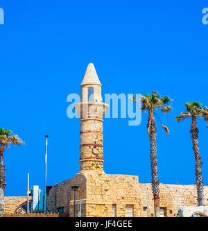 Minaret et les fortifications de Césarée Banque D'Images