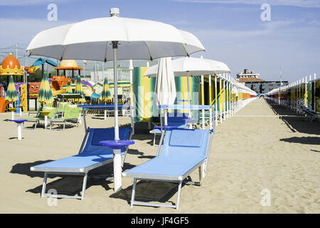 Des chaises longues et des parasols sur la plage Banque D'Images