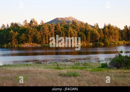 Au-dessus de la montagne, le lac Cuyamaca San Diego County Banque D'Images